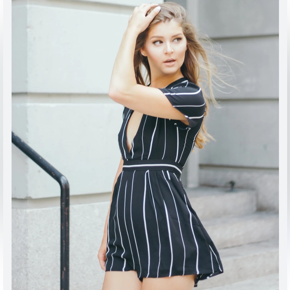 ASTR The Label Black White Striped Deep V-Neck Romper Shortie Shorts Large